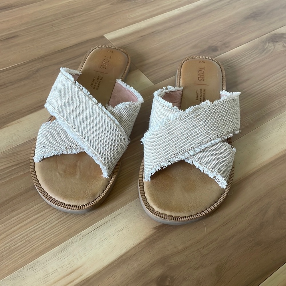 NWOT Toms sandals sz6.5
